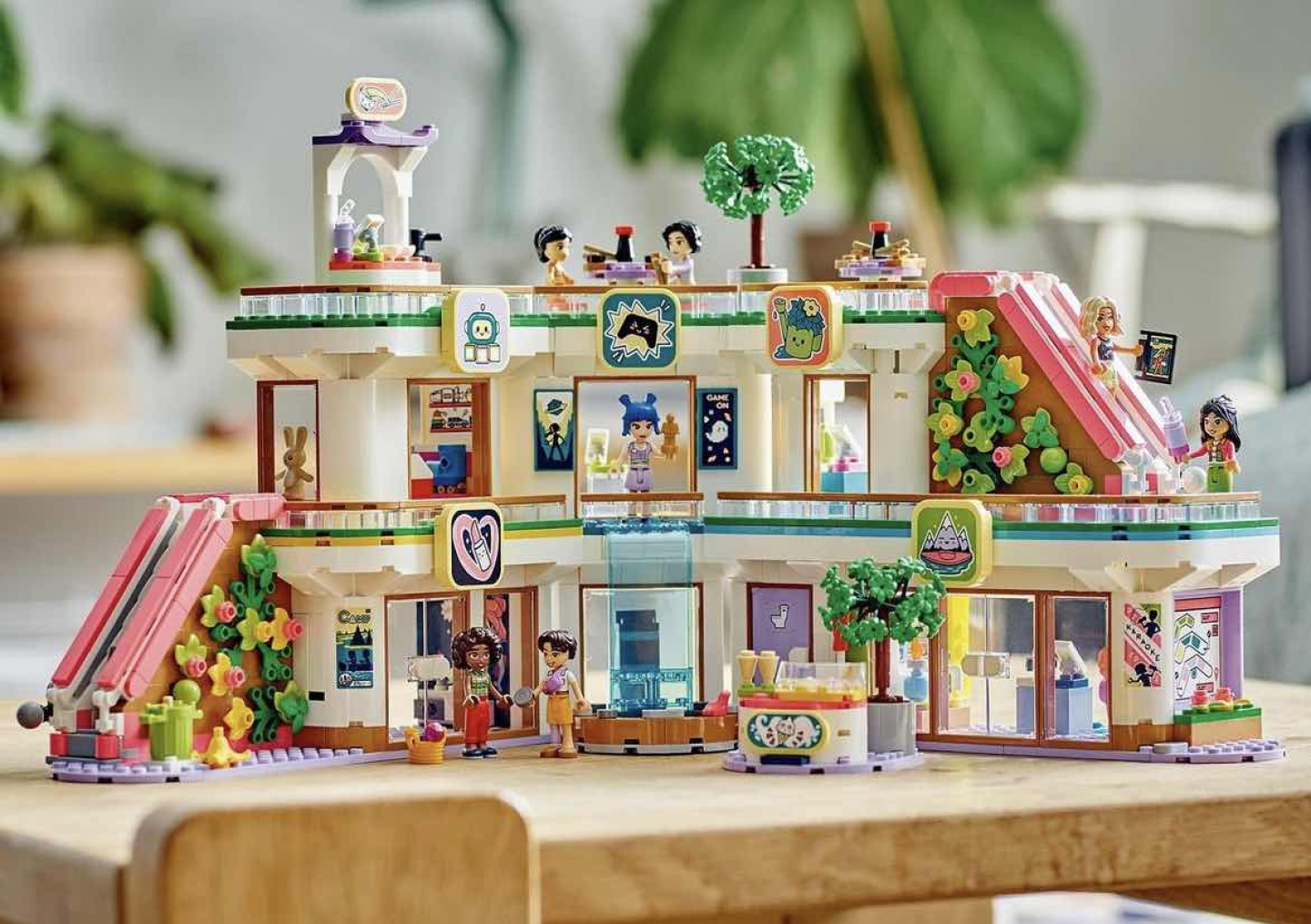 LEGO Friends: 42604 Heartlake City shopping mall set release 1 januari
