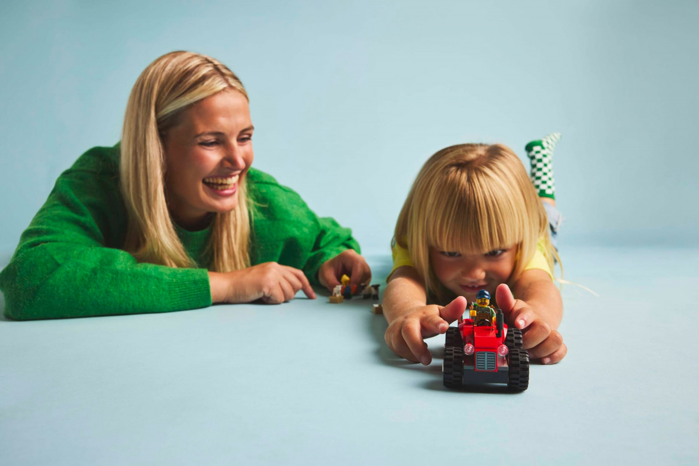 Rode tractor met aanhanger en schapen — Afbeelding 5